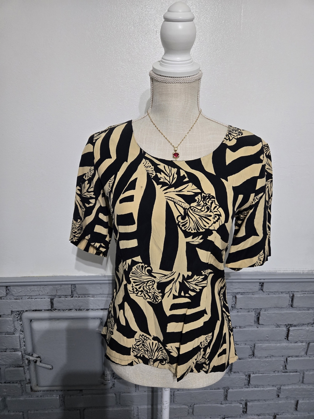 Dana Buchman Black & Cream Abstract Floral Short Sleeve Top